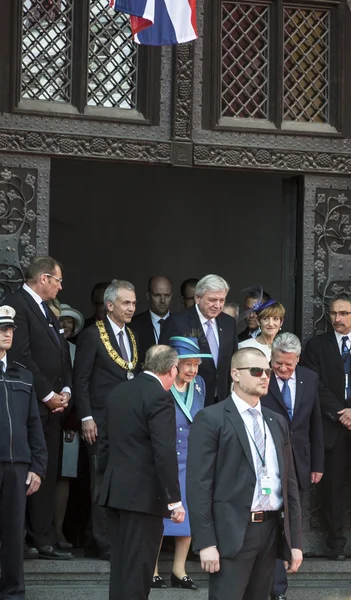 Koningin Elizabeth verlaat het stadhuis in Frankfurt — Stockfoto