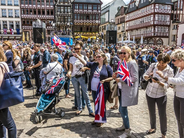 As pessoas esperam a rainha Elizabeth II no mercado de Roemer squa — Fotografia de Stock