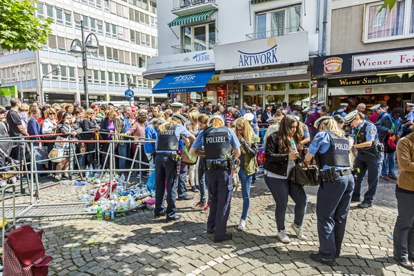 People at the security check  for the visit of queen Elizabeth I — Stok fotoğraf