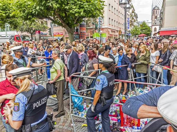 People at the security check  for the visit of queen Elizabeth I — Stock Photo, Image