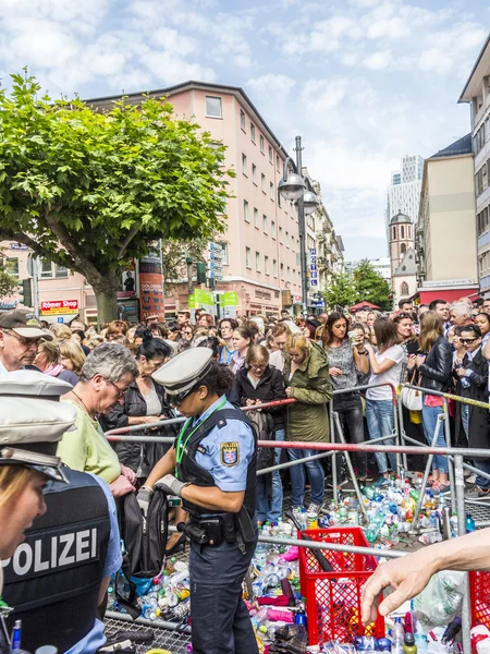 People at the security check  for the visit of queen Elizabeth I — Stock Photo, Image