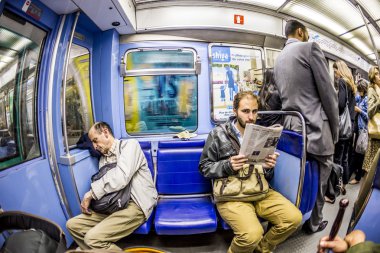 Turistler ve yerliler metroda satır 8 Paris Tren