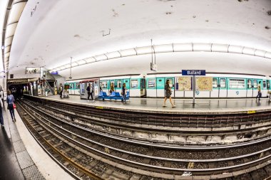 turistler ve yerliler için Paris Metro trenine