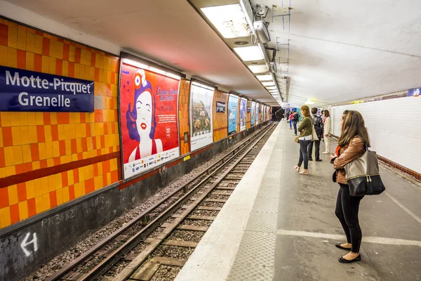 Toeristen en de lokale bevolking op een trein van de metro in Parijs — Stockfoto