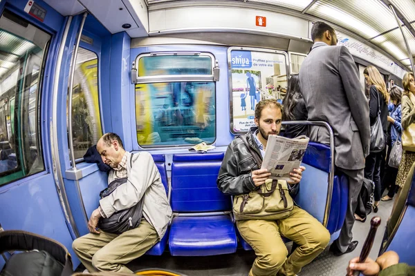 Turisti e locali su un treno della metropolitana linea 8 a Parigi — Foto Stock