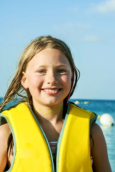 Jeune fille à la plage avec les cheveux mouillés — Photo