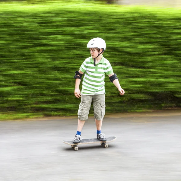 Jongen met snelheid schaatsen — Stockfoto