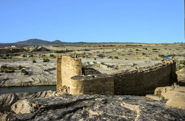 Staré historické shnilé zámek v poušti poblíž Marib — Stock fotografie