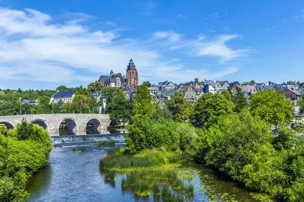 Alte lahnbrücke und blick auf wetzlar dom — Stockfoto