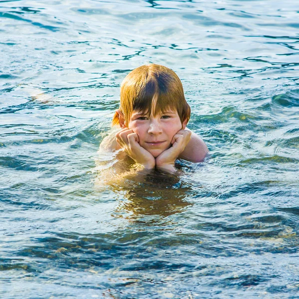 男孩在海洋中有乐趣 — 图库照片