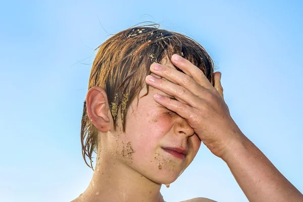 Retrato de menino exausto na praia — Fotografia de Stock