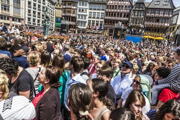 Les gens attendent la reine Elizabeth au Roemer — Photo