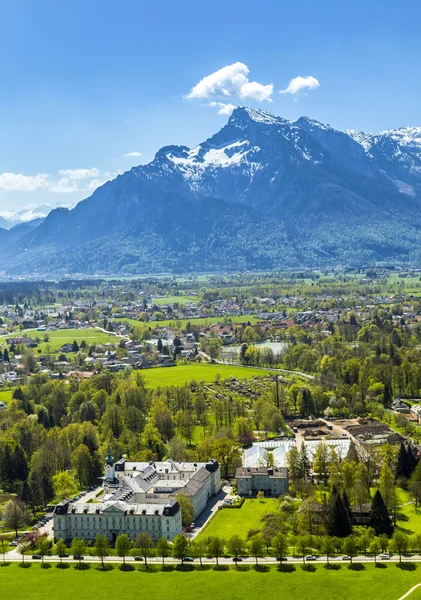 Nézd, hogy a régi városhoz, Salzburghoz a Hohensalzburg vár — Stock Fotó