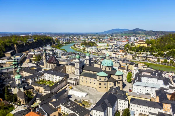 Visa gamla staden Salzburg från slottet Hohensalzburg — Stockfoto