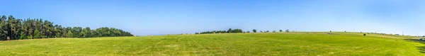 Paesaggio rurale con campi e cielo blu — Foto Stock