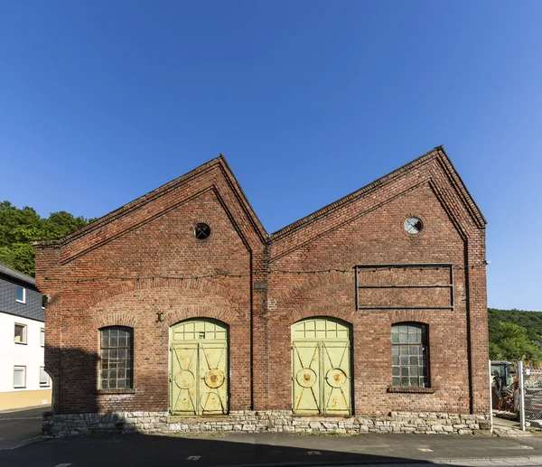 Edifício de tijolo industrial velho — Fotografia de Stock