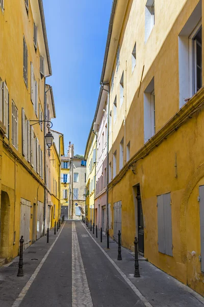 Narrow street with typical houses in Aix en Provence — Stock Photo, Image