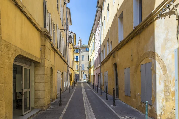 Narrow street with typical houses in Aix en Provence — Stock Photo, Image