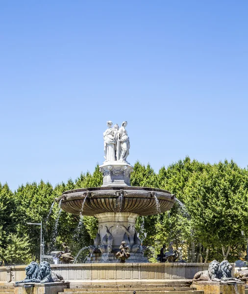 Staande weergave van fontein in la rotonde in aix-en-provence — Stockfoto