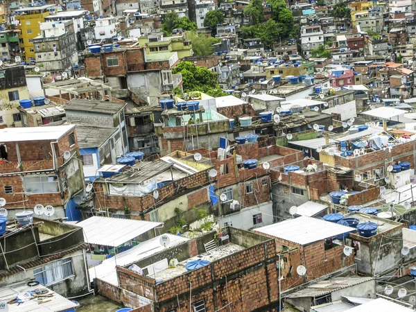 Góry pokryte przez ubogich domów - Favela - Rio de Janeiro — Zdjęcie stockowe