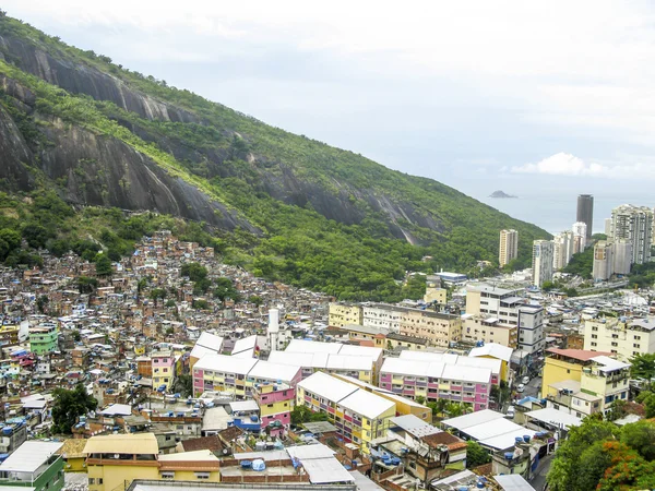 ஏழை வீடுகளால் மூடப்பட்ட மலை - favela - ரியோ டி ஜெனிரோ — ஸ்டாக் புகைப்படம்