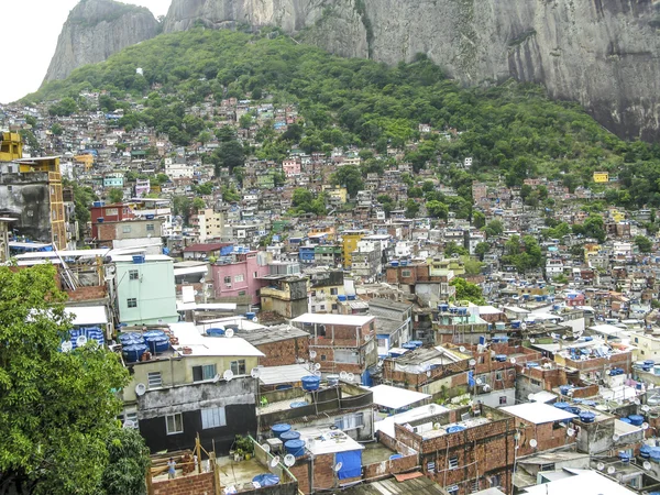 Montanha coberta por casas pobres - Favela - Rio de Janeiro — Fotografia de Stock