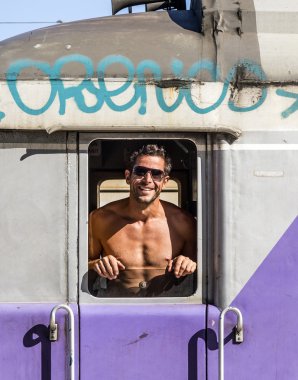  Onun tren cazip trende kondüktör onun mu göstermek gurur duymaktadır