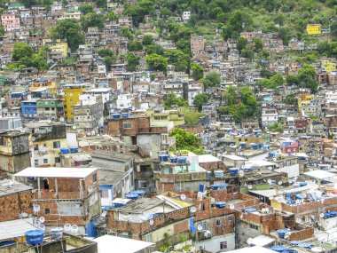 -Favela - Rio de Janeiro tarafından yoksul kaplı dağ evleri  