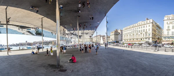 Norman Fosters pavilion with mirrored ceiling — Stock fotografie