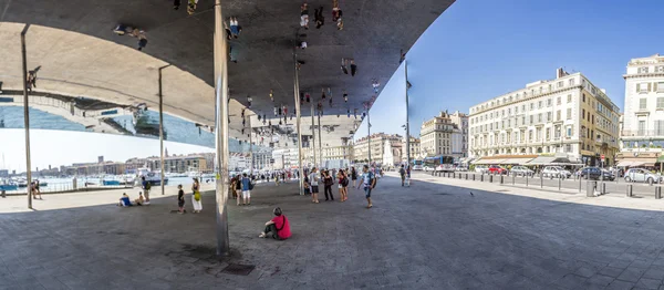 Norman Fosters pavilion with mirrored ceiling — Stockfoto