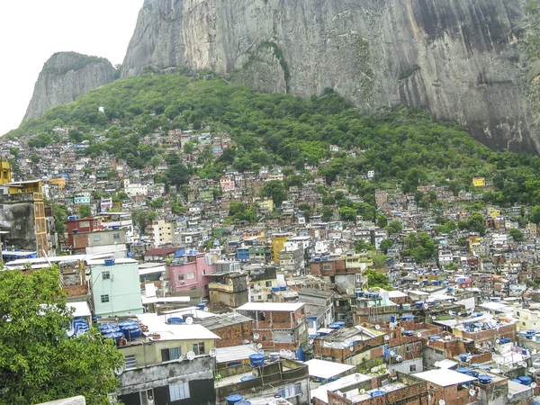 Von armen Häusern bedeckter Berg - Favela - Rio de Janeiro — Stockfoto