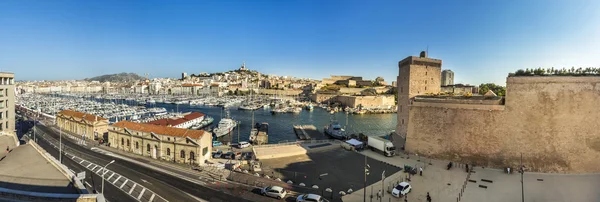 Vista di Marsiglia al vecchio edificio portuale romano e skyline — Foto Stock