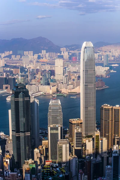 Hong Kong kilátás az öbölre és a kivilágított Victoria Peak — Stock Fotó