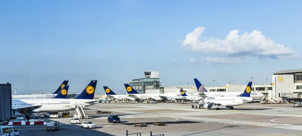 Terminal 1 with passengers airplane decking in Frankfurt, Germa — ストック写真