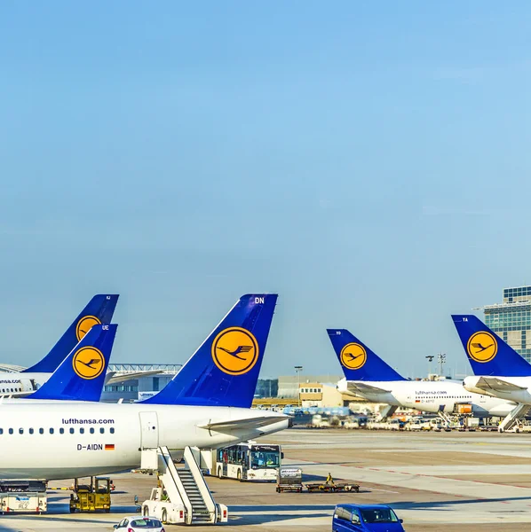 Terminal 1 with passengers airplane decking in Frankfurt, Germa — Stock Photo, Image