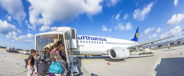 Επιβίβαση Lufthansa αεριωθούμενο αεροπλάνο στο αεροδρόμιο της Φρανκφούρτης — Φωτογραφία Αρχείου