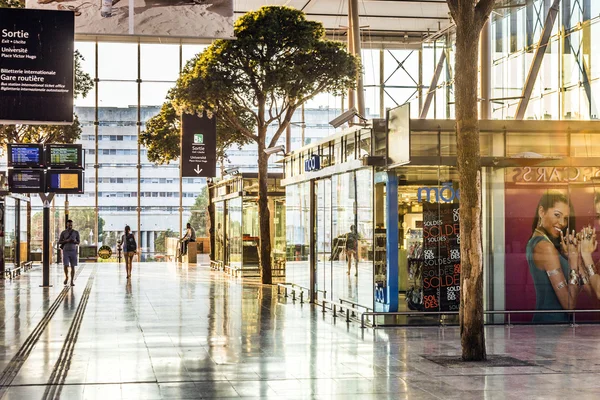 Reisende im Saint-Charles-Bahnhof in Marseilles — Stockfoto