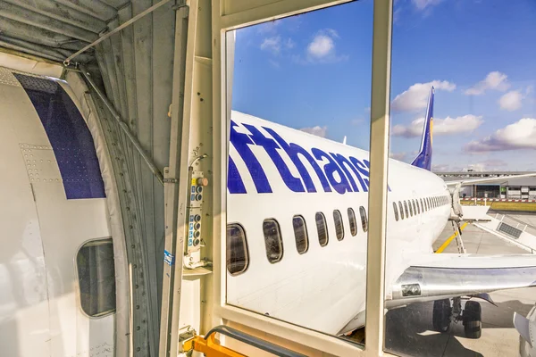 Einstieg in luthansa jet flugzeug am flughafen frankfurt — Stockfoto