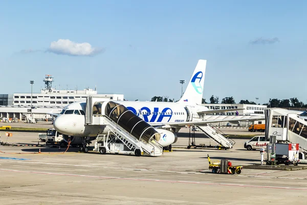 Boarding adria airlines in Frankfurt airport — Stock Photo, Image