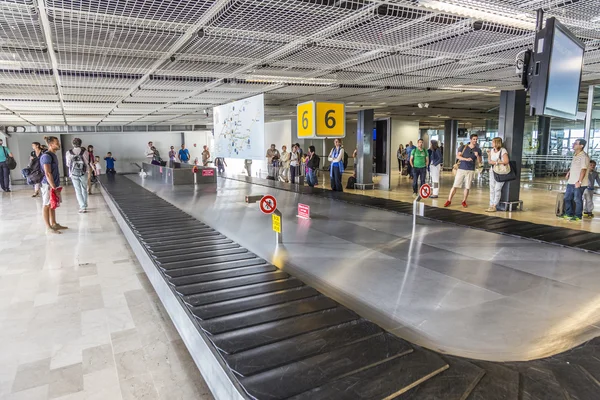 People wait for baggage  in the terminal of Marseille — Stock Photo, Image
