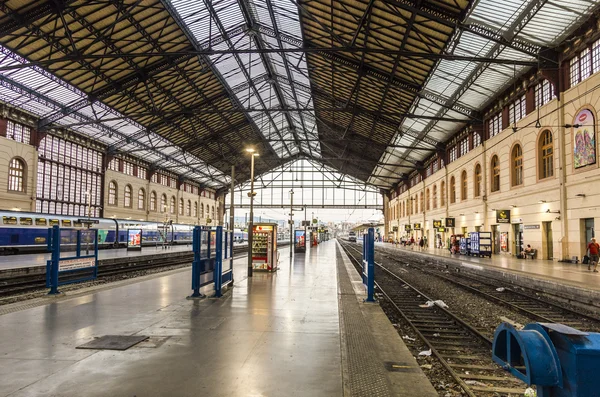 Gezginler Saint Charles ile tren istasyonu Marsilya'daki — Stok fotoğraf