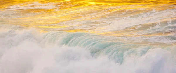 Gyönyörű hullámok a tengerparton — Stock Fotó