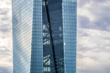 Ecb cephe bulutlu havalarda