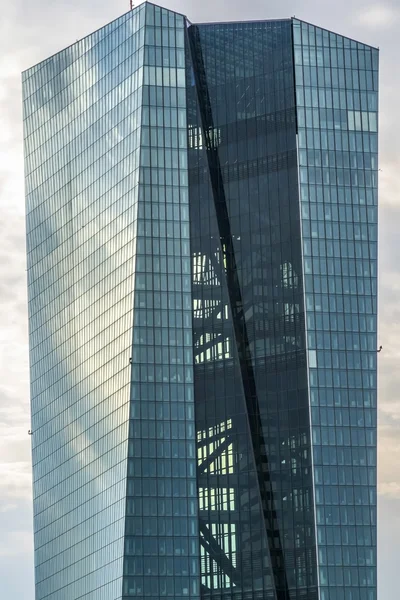 Gevel van de Ecb in bewolkt weer — Stockfoto