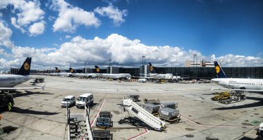 insanlar Marsilya Havaalanı'nda