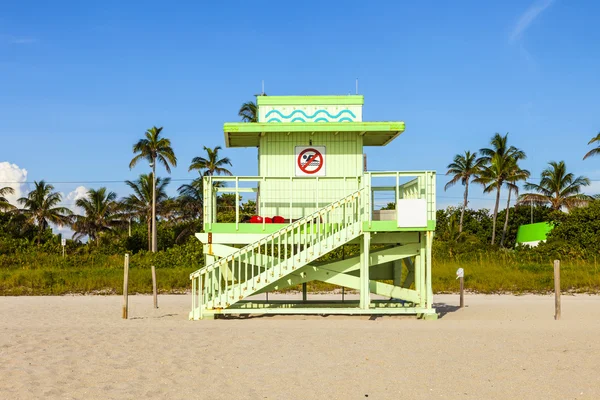 Cabaña de reloj de madera en la playa — Foto de Stock