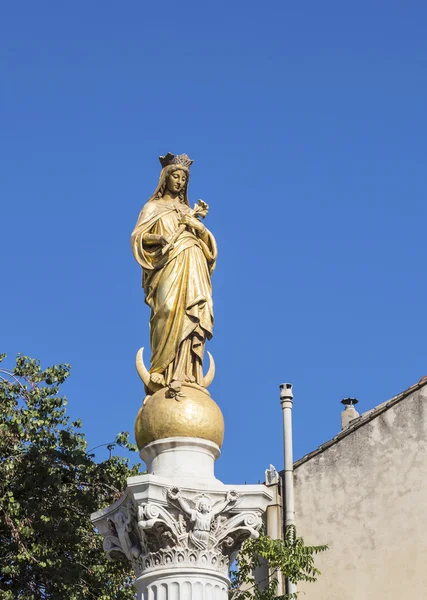 Virgem imaculada sob o céu azul — Fotografia de Stock