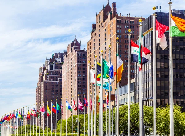 Sede das Nações Unidas com bandeiras de membros da ONU — Fotografia de Stock