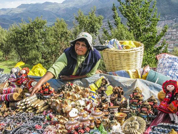 Indian woman sells souvenirs to tourists — Stockfoto