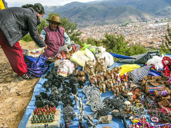 Indian woman sells souvenirs to tourists — Stockfoto
